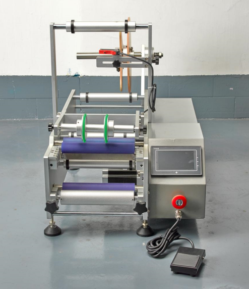 全面解析各類圓瓶貼標(biāo)機(jī) 全自動、手動、桌面型、半自動及分卡機(jī)的特點與應(yīng)用